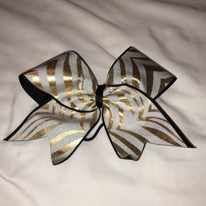 I am selling a white and gold zebra printed bow.